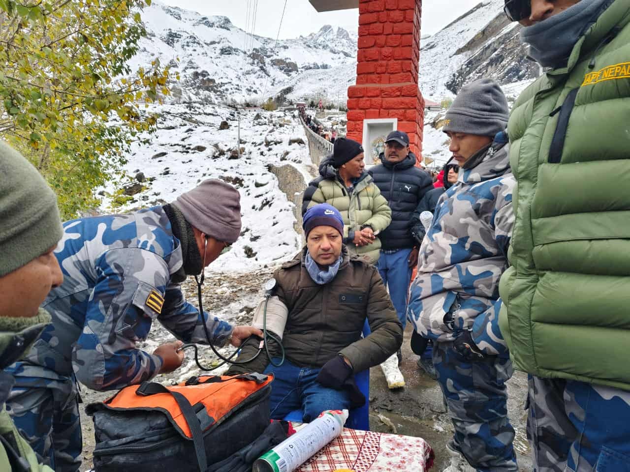 मुस्ताङमा हिमपात र चिसोबाट प्रभावित पर्यटकको उपचारमा सशस्त्रको टोली