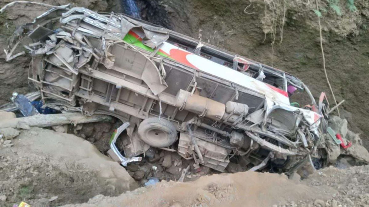 जन्ती पुर्‍याएर फर्किएको बस तेमालमा दुर्घटना, १ को मृत्यु, चालक गम्भीर घाइते