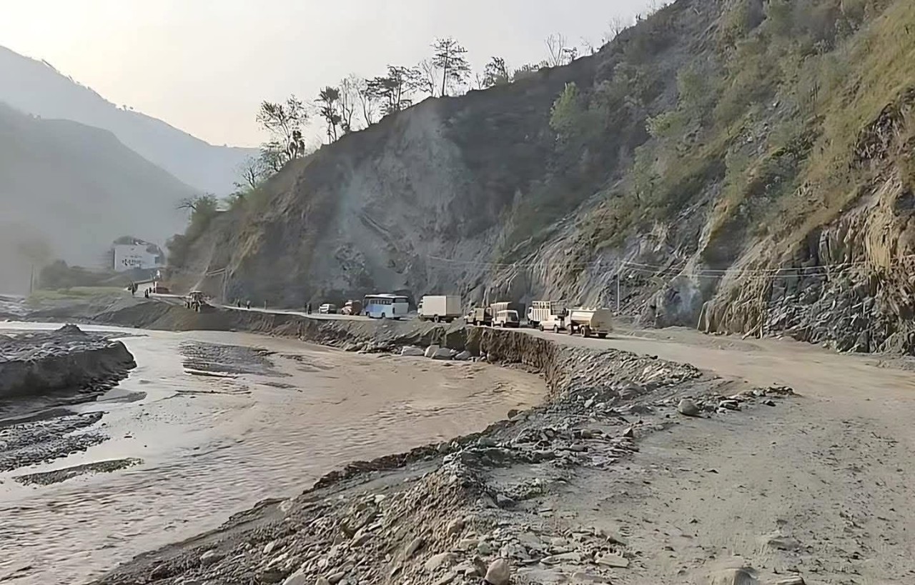  बाढी पहिरोले देशका मुख्यसडक अवरुद्ध