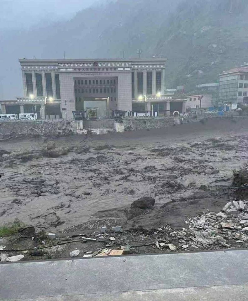 बाढीपहिरोले देशको १० राजमार्ग अवरूद्ध