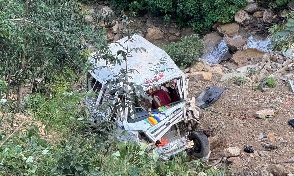 सल्यानको कपुरकोटमा माइक्रोबस दुर्घटना : तीनजनाको मृत्यु , दुई घाइते