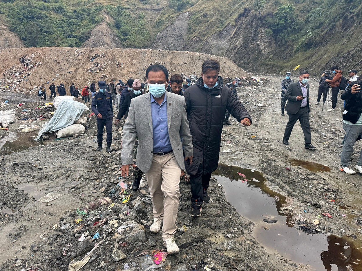 बञ्चरेडाँडामा फोहर बोकेका गाडी जान थाले