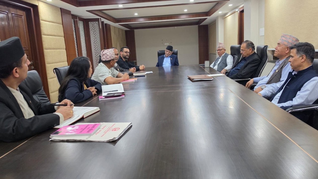 संविधान संशोेधन बहसपत्र तयारी कार्यदलद्वारा पूर्वप्रधानमन्त्रीसँग छलफल