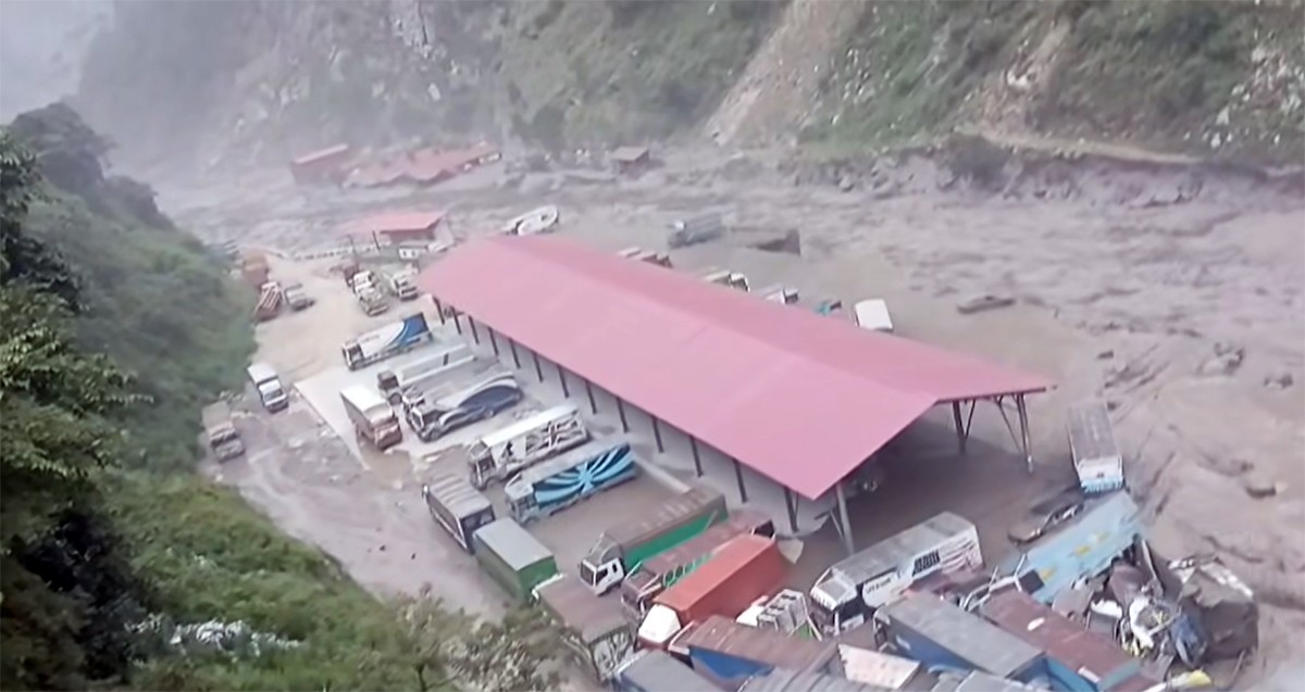 नेपाल–चीनको सिमानाको ल्हेन्दे खोलाको बढी : सवारीसाधन बगायो, हाइड्रोपावरमा क्षति