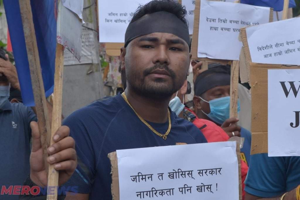 भूमिहीन आन्दोलनका 'भाइरल' श्रेष्ठको तर्क- सिक्री, औंठी लगाउनेले भूमिहीनको मागलाई समर्थन गर्न नपाउने ?