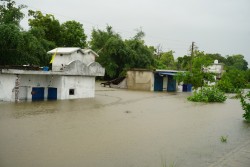 बाढीबाट विस्थापित ७० परिवार घर फर्किए