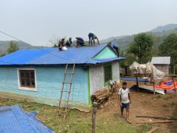 हुरीबतासले उडाएका घर मर्मत गर्दै गाउँका युवाहरू