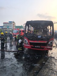 सातदोबाटोमा रोकेर राखेको बसमा आगलागी