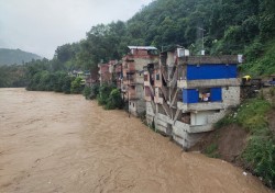 विपद्को कहरः नदी तटीय क्षेत्र जलमग्न, जनधनको ठूलो क्षति