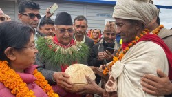 एमाले अध्यक्ष ओलीलाई राउटे मुखिया शाहीद्वारा कोसी उपहार