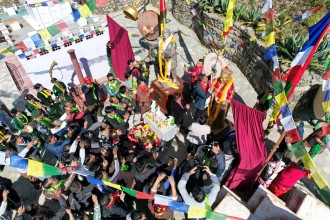 सिन्धुली कलाघरमा वरिष्ठ कलाकारद्वय जयनन्द लामा र इन्दिरा गोलेको शालिक अनावरण