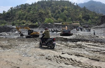 आलेख :  थिलथिलिएको बिपी राजमार्गमा कहिलेसम्म कठिनाईपूर्ण यात्रा ?