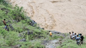 कर्णालीमा खसेको गाडीमा १४ जना सवार रहेको अनुमान, उद्धारमा कठिनाइ