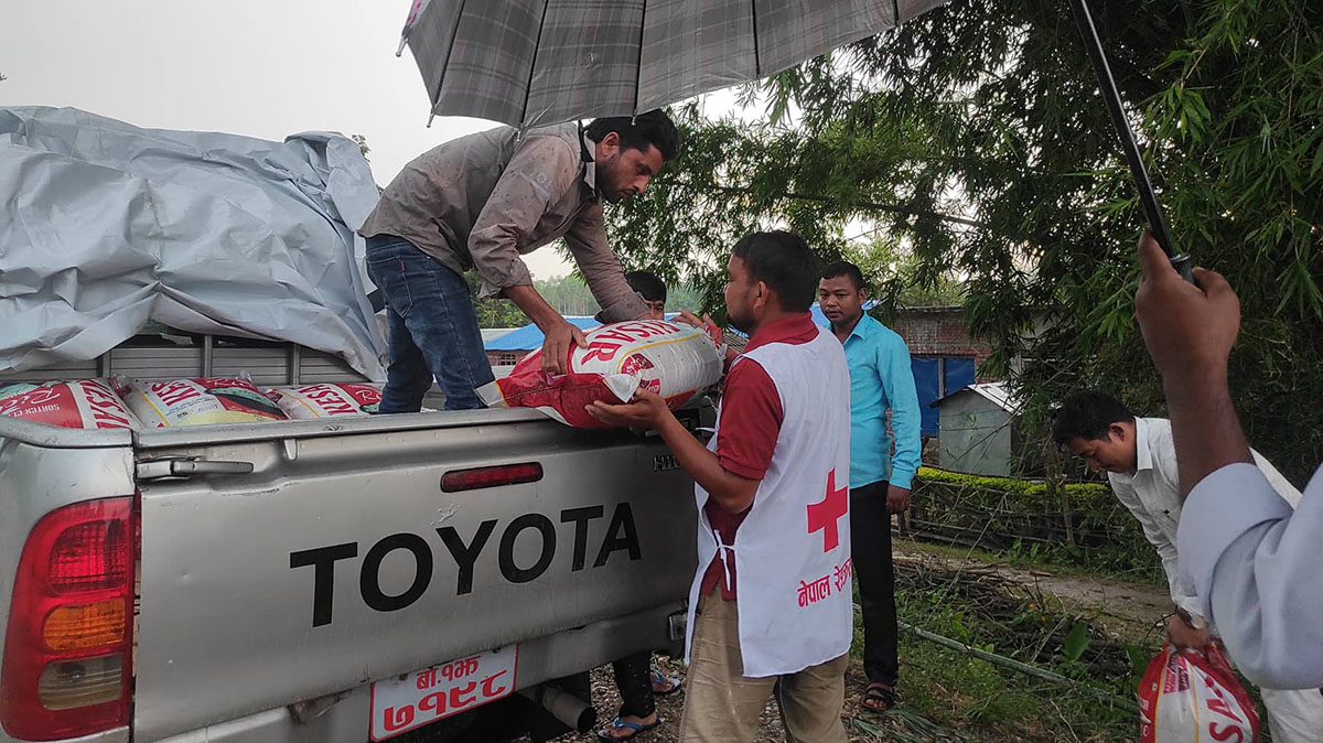 विस्थापित बाढीपीडित भन्दछन् –‘रातभरि लामखुट्टे धपाउने मात्र काम हुन्छ’