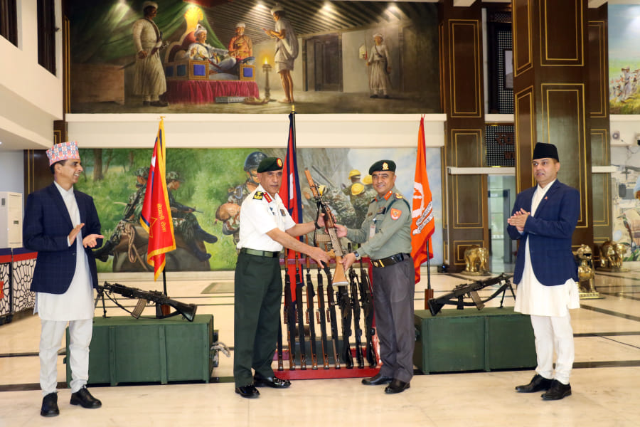सेनाद्वारा सशस्त्र प्रहरीलाई इन्सास राइफलसहित ५९० थान हतियार हस्तान्तरण