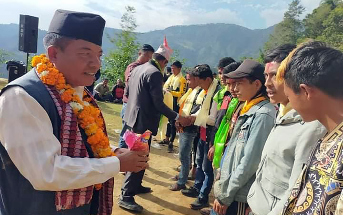 सिन्धुपाल्चोकमा एमाले, कांग्रेस र राप्रपा परित्याग गरी ७१ जना माओवादी केन्द्रमा प्रवेश