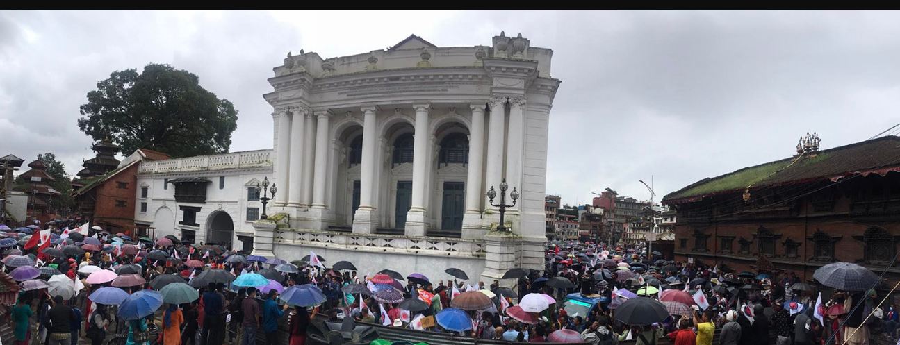 महँगी र भ्रष्टाचारविरुद्ध काठमाडौंमा एमालेको प्रदर्शन, झरीले नेता, कार्यकर्ता छाता ओढेर सहभागी